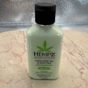 Hempz Exotic Green Tea & Asian Pear Herbal Body Moisturizer - Light Green
